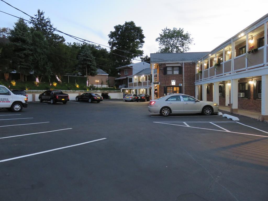 Central Motel Courtyard Уайт Плейнс Екстериор снимка