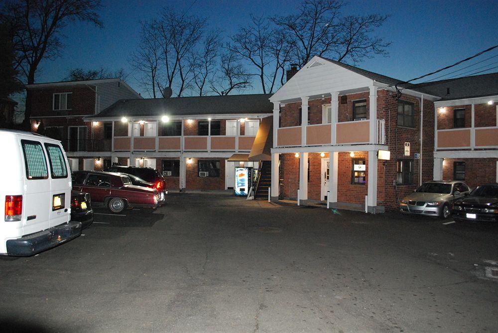 Central Motel Courtyard Уайт Плейнс Екстериор снимка