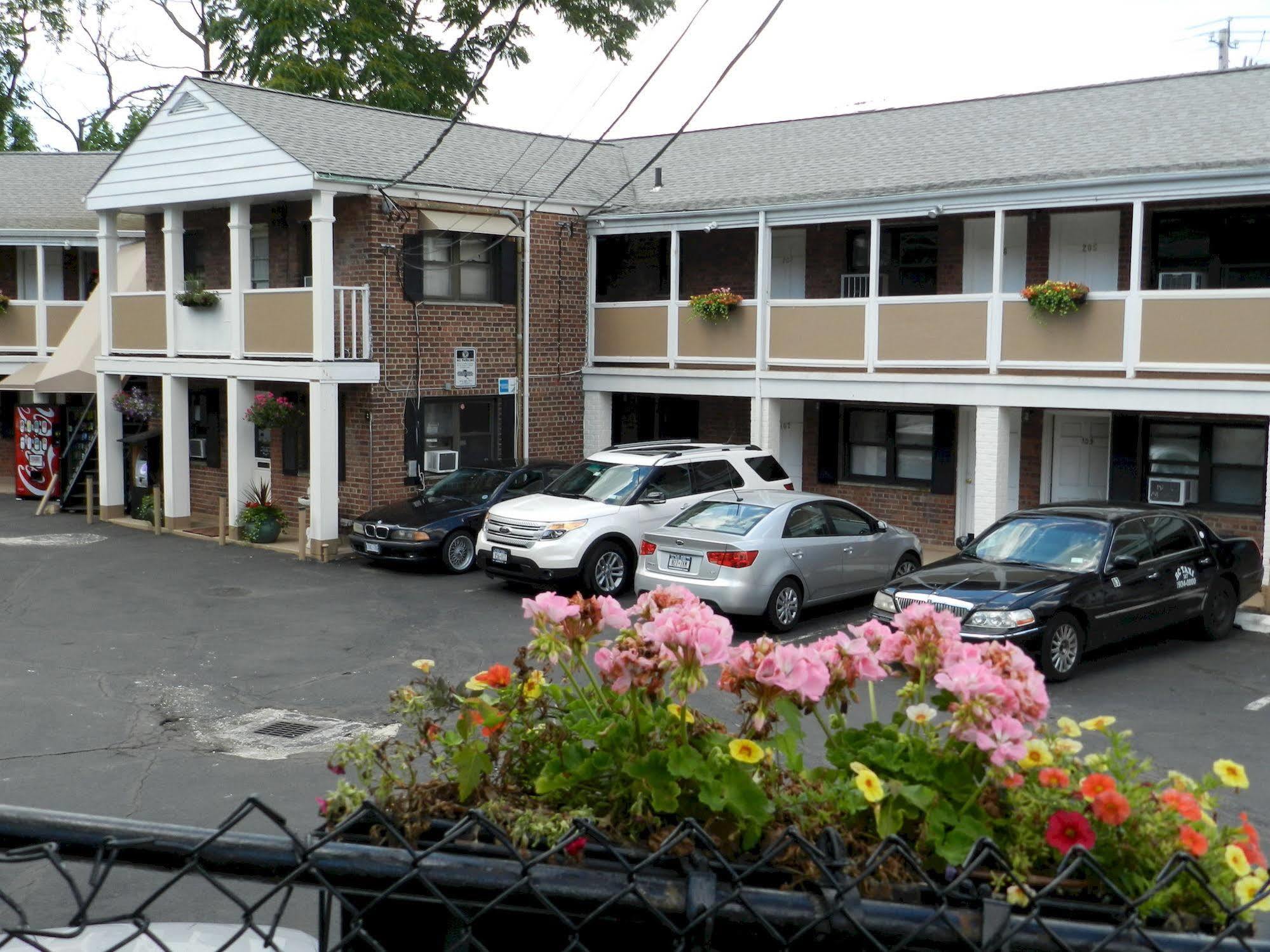 Central Motel Courtyard Уайт Плейнс Екстериор снимка