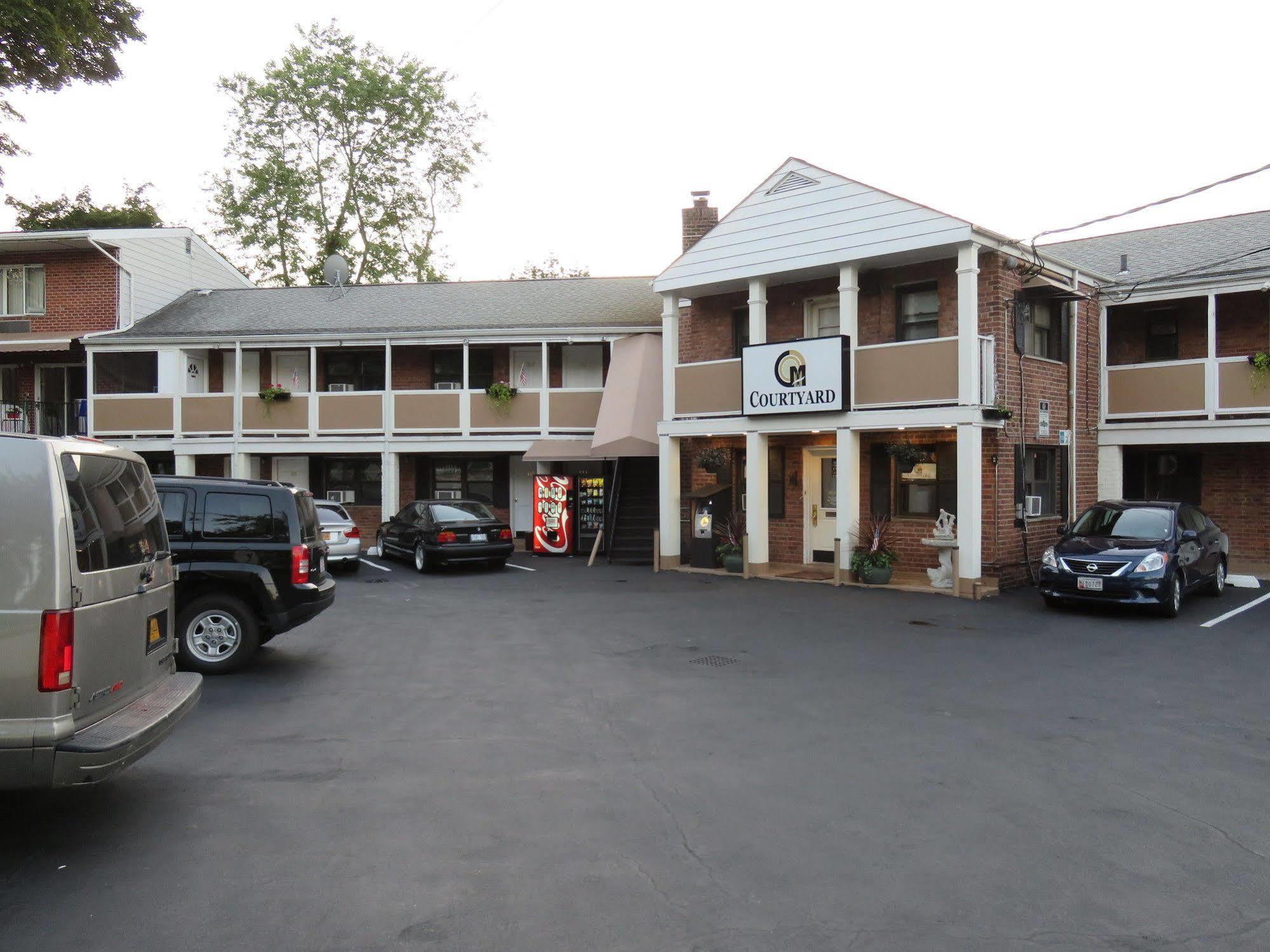 Central Motel Courtyard Уайт Плейнс Екстериор снимка