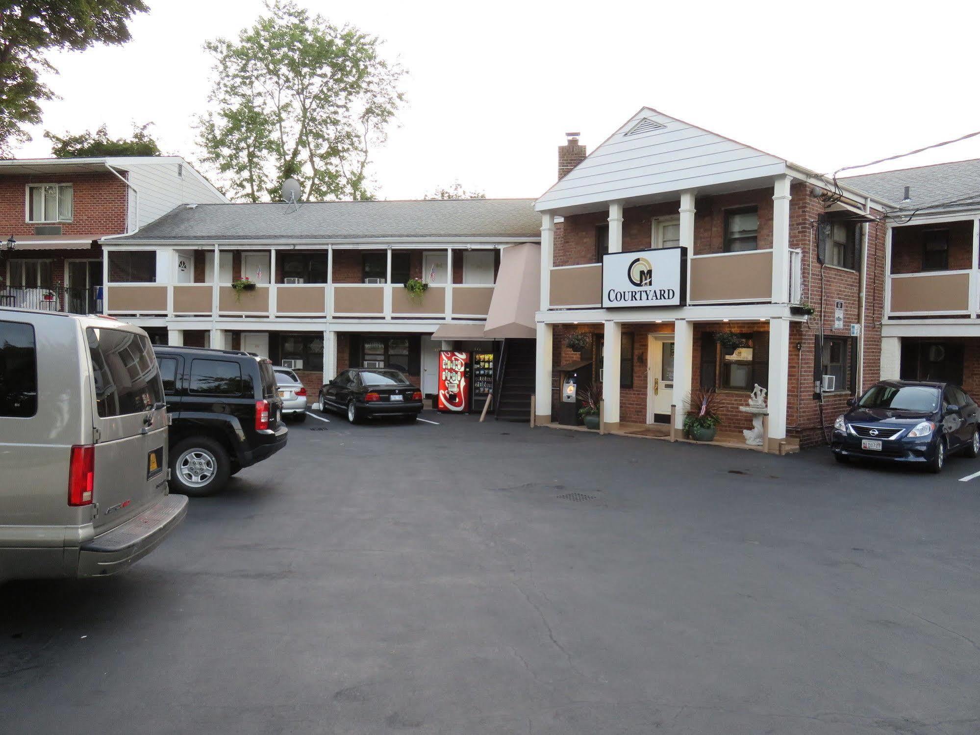 Central Motel Courtyard Уайт Плейнс Екстериор снимка