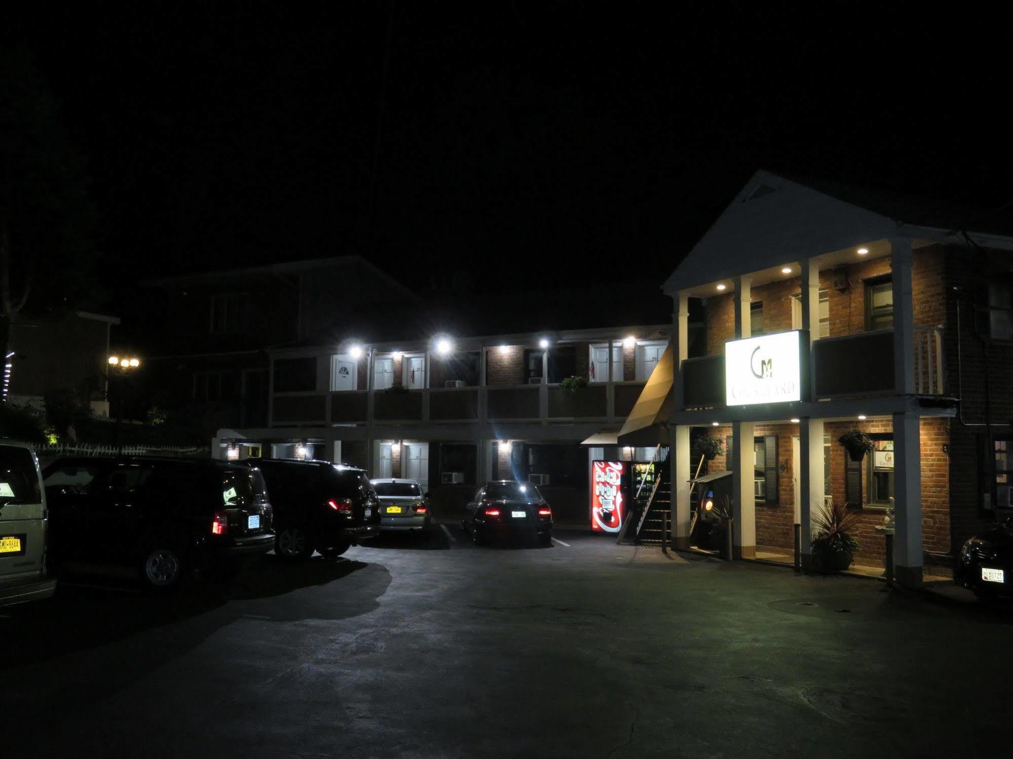 Central Motel Courtyard Уайт Плейнс Екстериор снимка