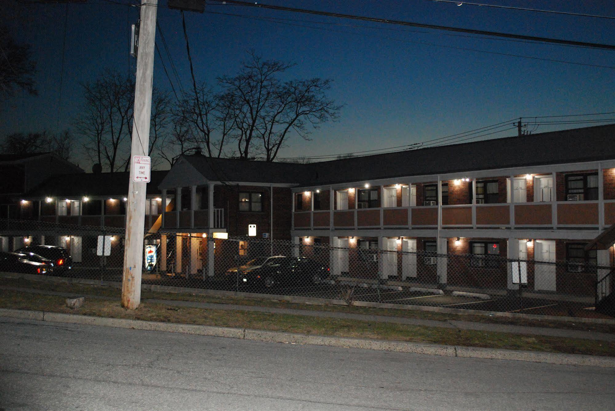 Central Motel Courtyard Уайт Плейнс Екстериор снимка