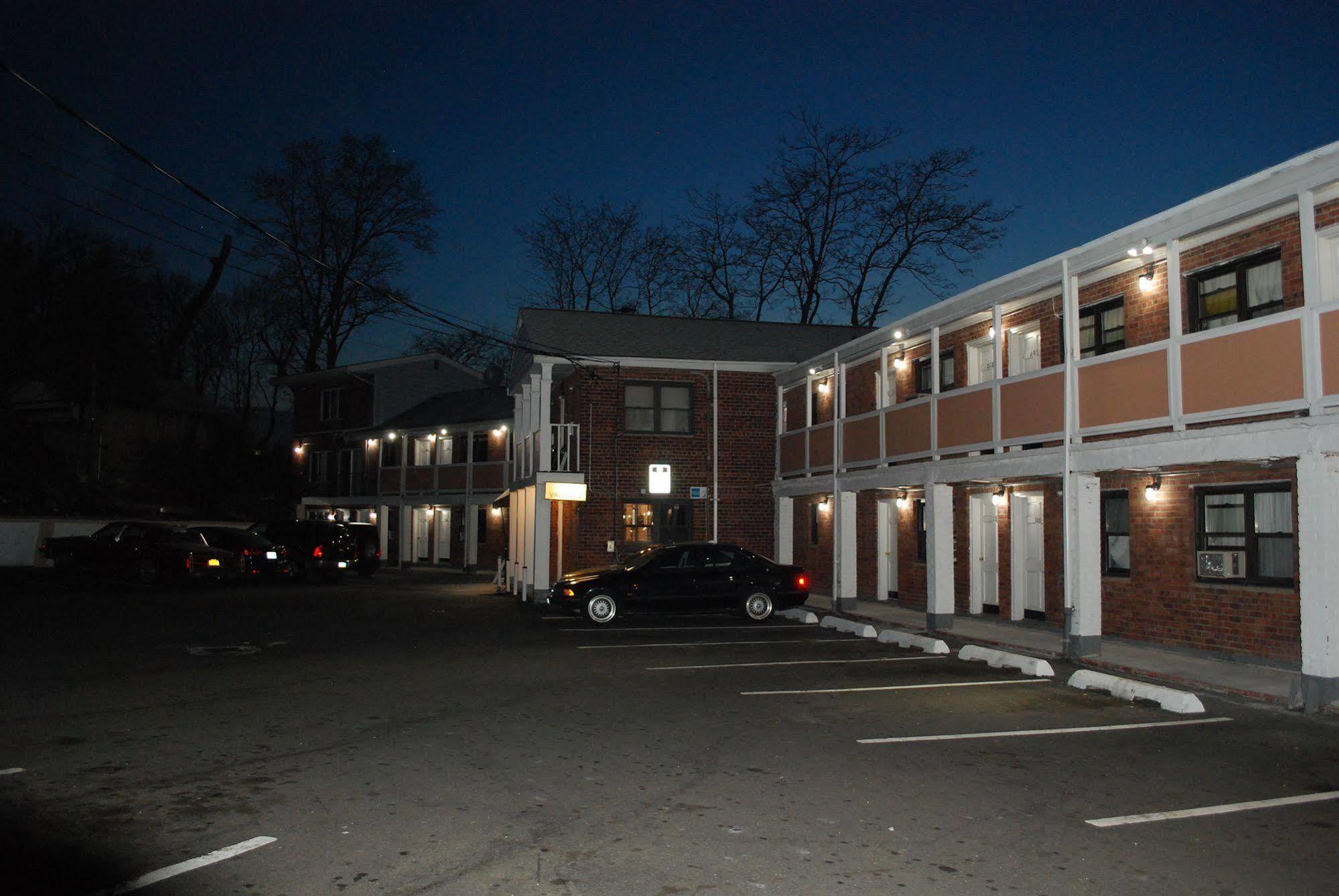 Central Motel Courtyard Уайт Плейнс Екстериор снимка
