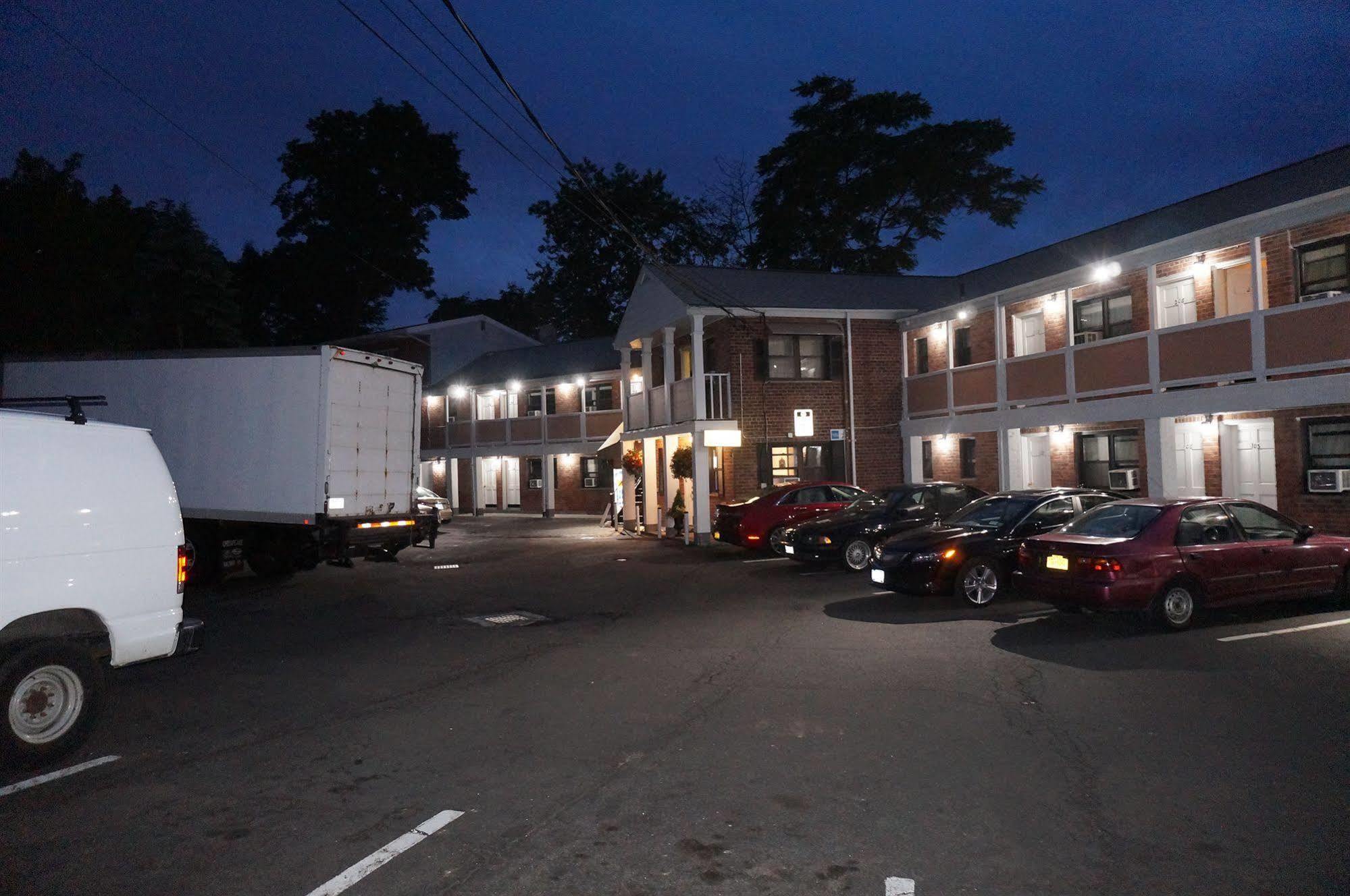 Central Motel Courtyard Уайт Плейнс Екстериор снимка